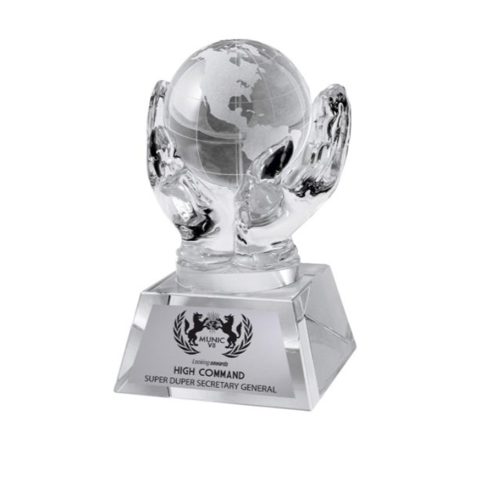 Reconocimiento de cristal en forma de manos con globo terráqueo.-cristal